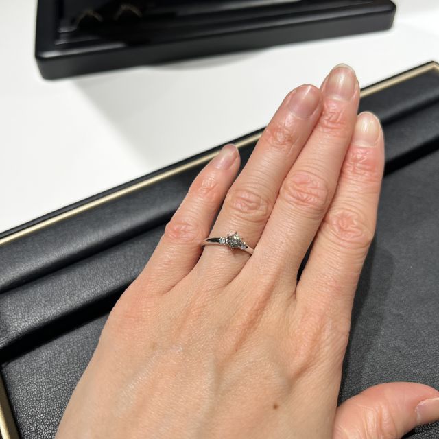 【ラザール ダイヤモンド(LAZARE DIAMOND)の口コミ】 指が長めなのと、普段ファッションでも指輪をつけないので、ストレートタ…