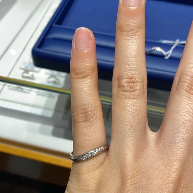 【銀座ダイヤモンドシライシの口コミ】 ダイヤモンドがキラキラしていて綺麗な指輪です。ストレートではなくウェ…