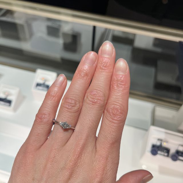 【ROYAL ASSCHER(ロイヤル・アッシャー)の口コミ】 ダイヤモンドの世界三大カッターズなので、とてもダイヤモンドが綺麗でし…