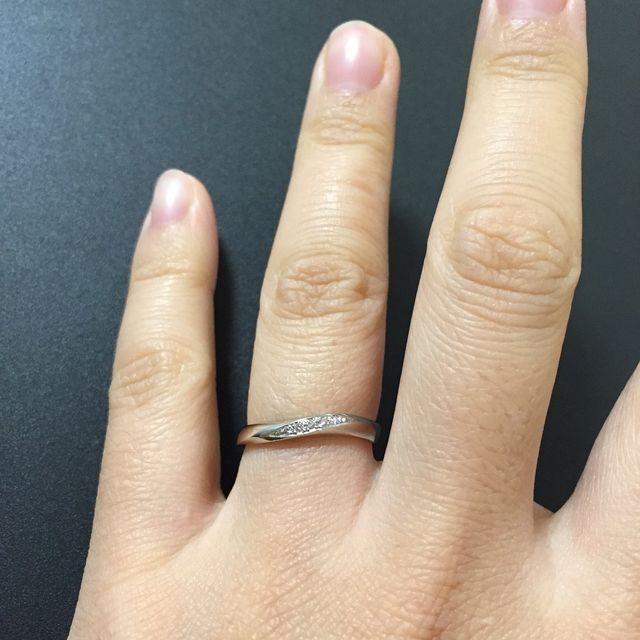 【4℃ BRIDAL(ヨンドシーブライダル)の口コミ】 真ん中部分が少しカーブしているようなデザインです。指が太いので、細く…