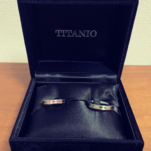 【TITANIO(ティタニオ)の口コミ】 新婦がアレルギー体質で金属アレルギーもあったため、チタン製かジルコニ…
