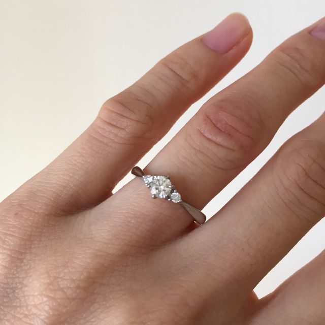 【4℃ BRIDAL(ヨンドシーブライダル)の口コミ】 4°Cの指輪は、シンプルでいて上品。日本人の指にもすっきりとおさまり…