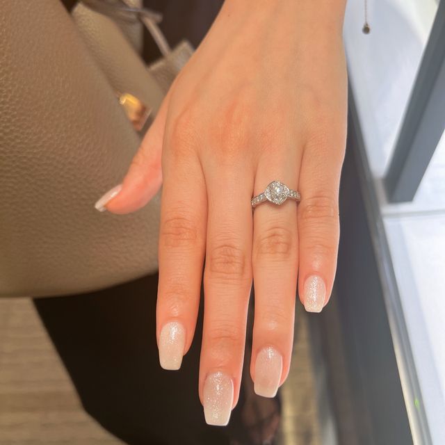 【シャネル(CHANEL)の口コミ】 デザインです。
付けてビビッときたのが決めてです。
トップの形が変わっ…