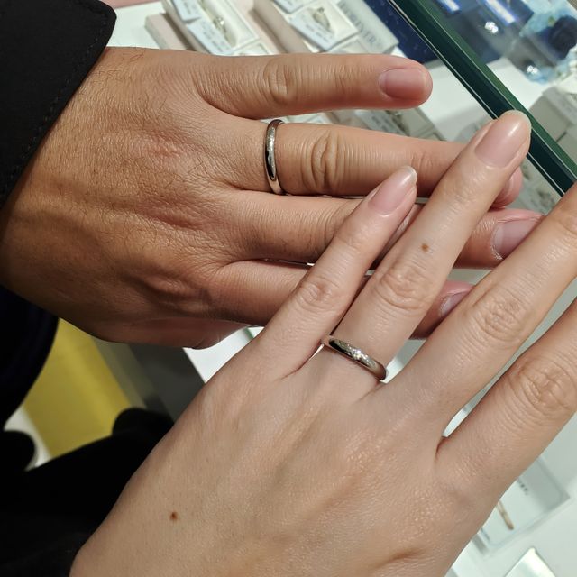 【4℃ BRIDAL(ヨンドシーブライダル)の口コミ】 一石タイプでシンプルな指輪がとても気に入りました。
つけ心地もよく、華…
