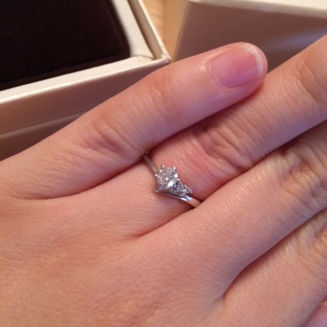 【アイプリモ(I-PRIMO)の口コミ】 婚約指輪といえば定番の一粒ダイヤ、と悩みましたが、指がそれほど長くな…