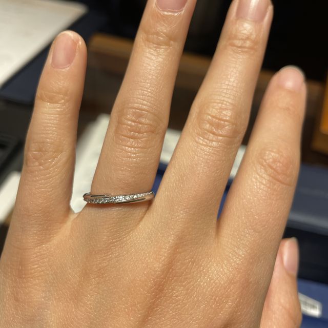 【エクセルコダイヤモンド(EXELCO DIAMOND)の口コミ】 斜めに細いデザインでダイアモンドが入っています。もう少し太く斜めに入…