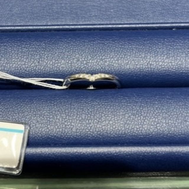 【銀座ダイヤモンドシライシの口コミ】 V字のデザインを探していたのですが、こちらの指輪は中でもしっかりV字に…