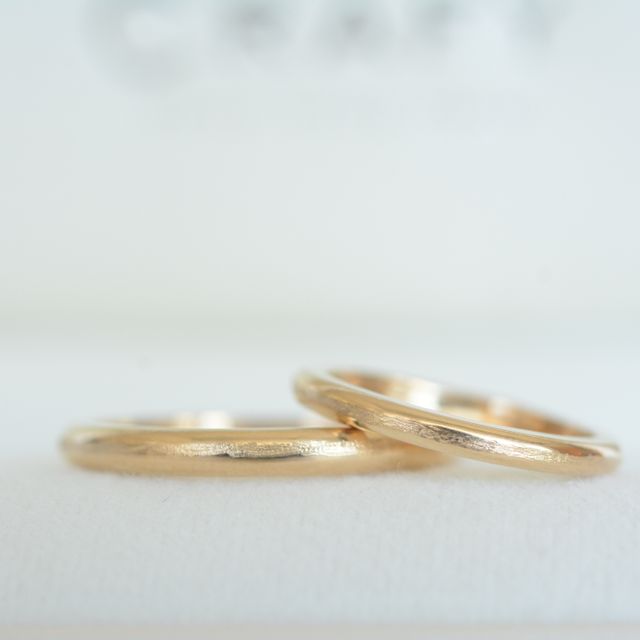 【CRAFY(クラフィ)の口コミ】 手造りで造りたく、お互いの肌の色に合うゴールドを選び制作しました。
半…