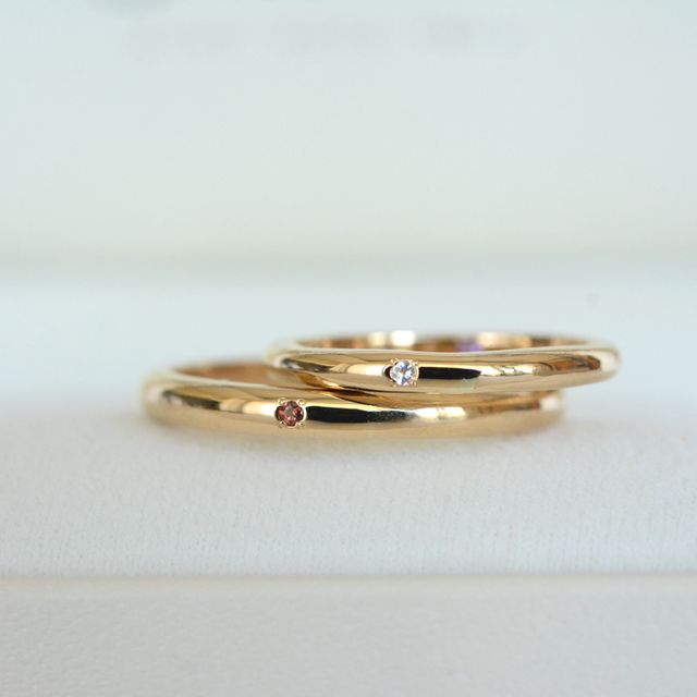 【CRAFY(クラフィ)の口コミ】 手造りで造りたく、お互いの肌の色に合うゴールドを選び制作しました。
半…