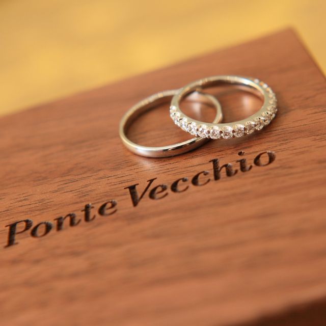 【Ponte Vecchio(ポンテヴェキオ)の口コミ】 ダイヤモンドがついている結婚指輪にしたいと以前から考えていました。
二…