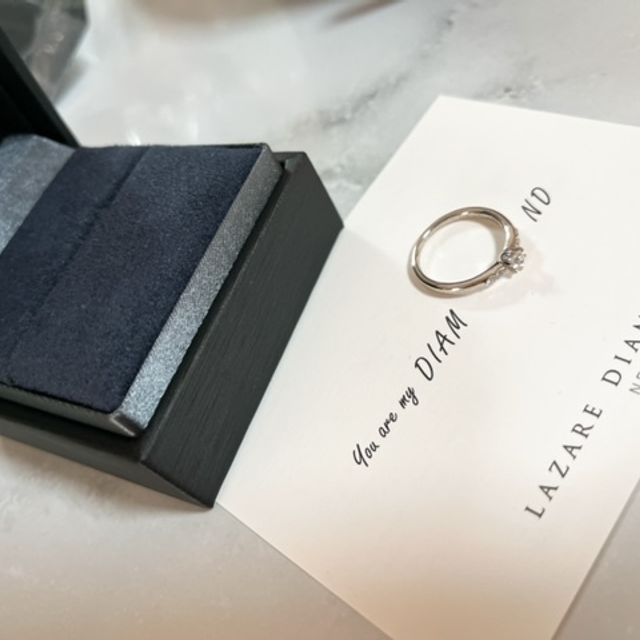 【ラザール ダイヤモンド(LAZARE DIAMOND)の口コミ】 見た目がどの婚約指輪の中でも1番目最初に目がいき、気になってました。い…