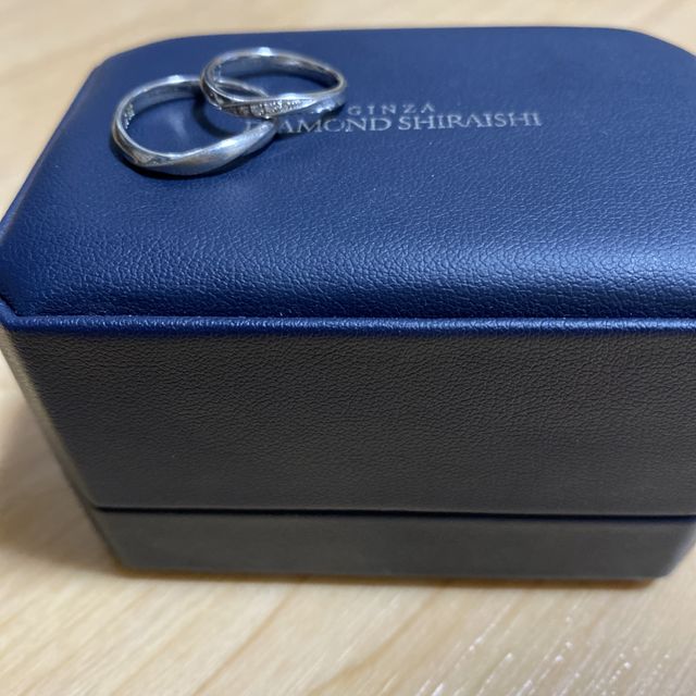【銀座ダイヤモンドシライシの口コミ】 石のないシンプルな指輪を選ぶ予定で来店しました。

様々な指輪を試着さ…