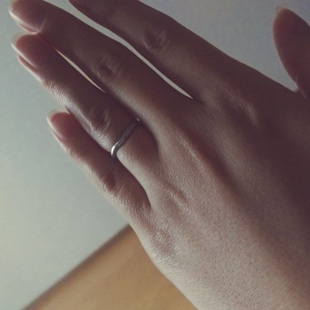 【ティファニー(Tiffany & Co.)の口コミ】 シンプルでありながらカーブのついた形だったのでそこに惹かれました。
旦…