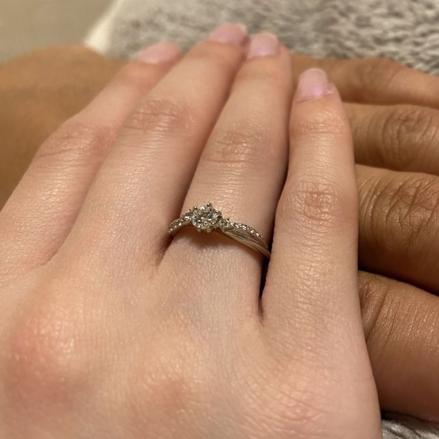 【STAR JEWELRY(スタージュエリー)の口コミ】 真ん中の1粒ダイヤだけではなく、
サイドにも散りばめられている婚約指輪…