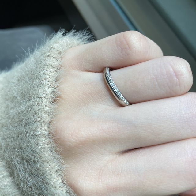 【アイプリモ(I-PRIMO)の口コミ】 楕円形の形のリングで
上半分がキラキラしているデザインで、
上下をひっ…