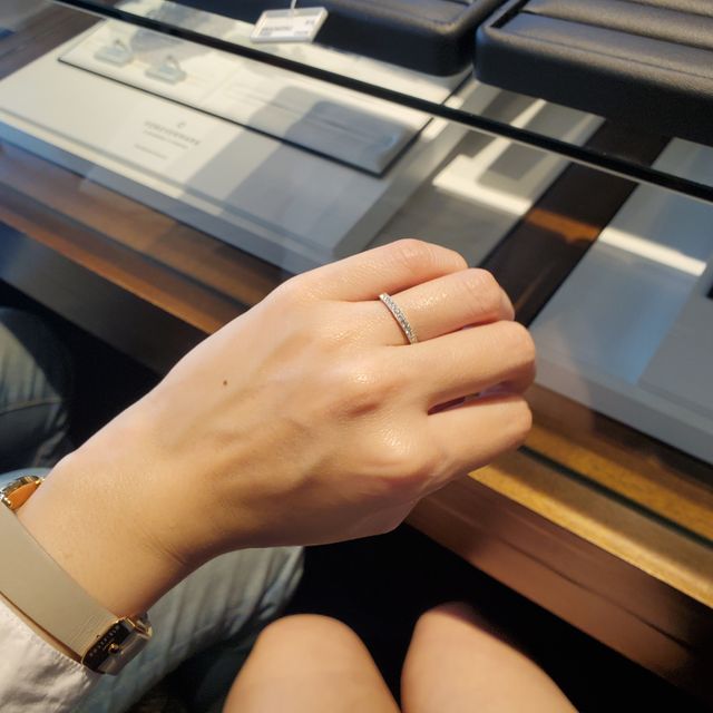 【I's stone(アイズストーン)の口コミ】 デザインは店員さんが持ってきてくれて、そこから気になるものを選ぶスタ…