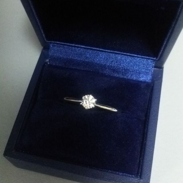 【銀座ダイヤモンドシライシの口コミ】 サプライズ用の婚約指輪を探している人にはぴったりだと思います。
まず、…