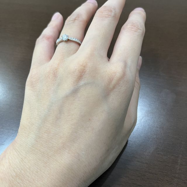 【アイプリモ(I-PRIMO)の口コミ】 婚約指輪は高いものでなくていいと思っていましたが、店舗でダイヤを実際…