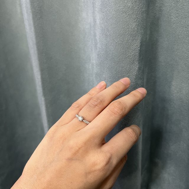 【アイプリモ(I-PRIMO)の口コミ】 婚約指輪は高いものでなくていいと思っていましたが、店舗でダイヤを実際…