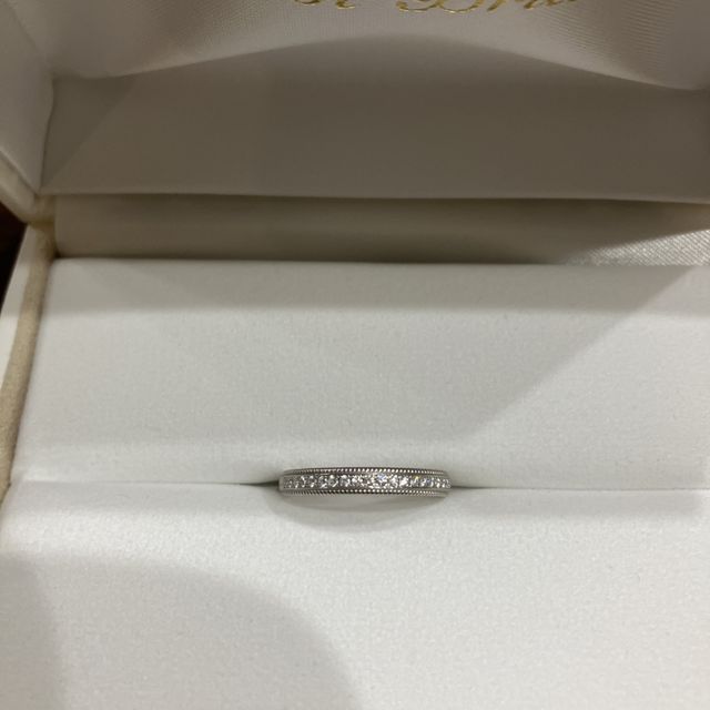【PILOT BRIDAL(パイロットブライダル)の口コミ】 ハーフエタニティでミル打ちのあるデザインがとても好みでした。エタニテ…