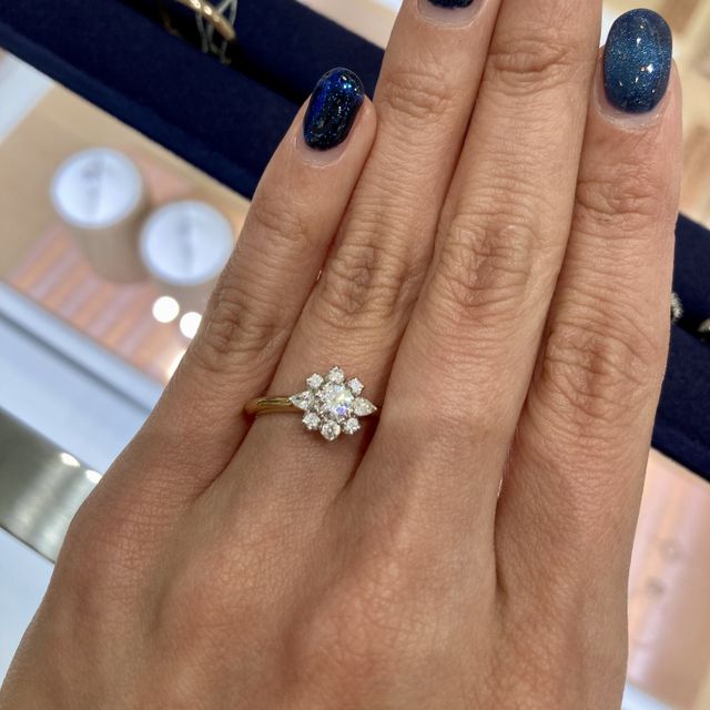 【TOMOE(トモエ)の口コミ】 とても華やかな指輪で、婚約指輪っぽさがとてもかわいい指輪でした。お花…