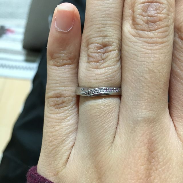 【LAVENNA(ラヴェンナ)の口コミ】 デザインはひねりのデザインと決めて来店しました。指輪の幅が細いものか…