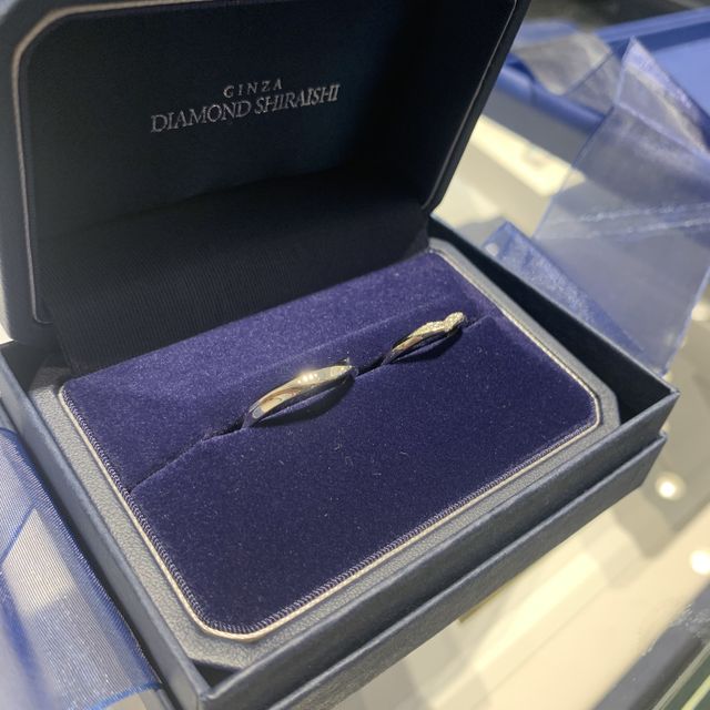 【銀座ダイヤモンドシライシの口コミ】 婚約指輪をここのものにしたので
合わせて着用することも考えて
ここに決…