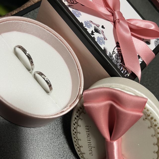 【insembre(インセンブレ)の口コミ】 指が少しでも綺麗に見えるデザインを選びました。
ストーンが斜めに入って…