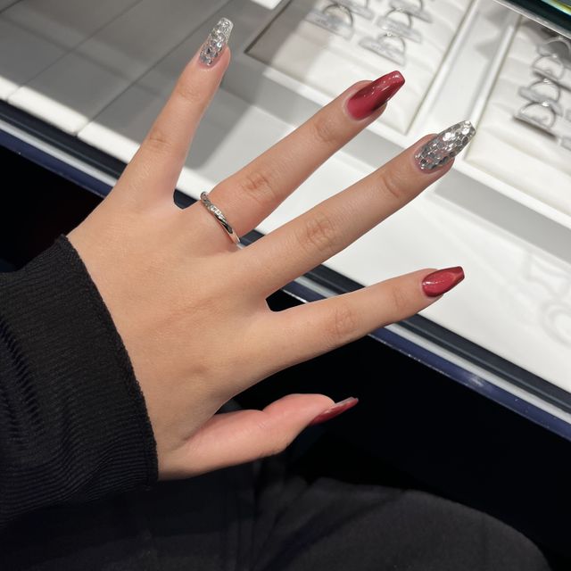 【銀座ダイヤモンドシライシの口コミ】 いつもしているゴツめのアクセサリーに唯一馴染んだから。

いつも、指に…