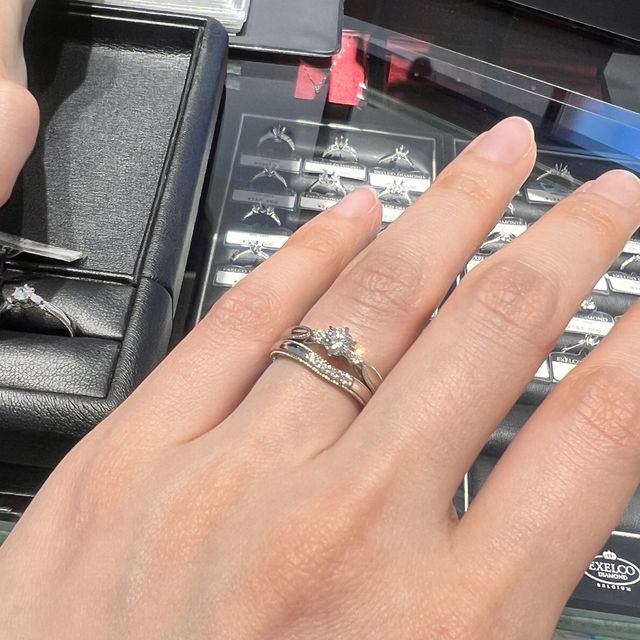 【エクセルコダイヤモンド(EXELCO DIAMOND)の口コミ】 つけた時の華やかさと、ダイヤの質の良さに惹かれて決めました。デザイン…