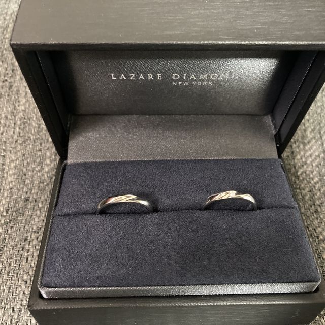 【ラザール ダイヤモンド(LAZARE DIAMOND)の口コミ】 シンプルなデザインですが、男性用も動きがあって2人で着けるとペア感が出…