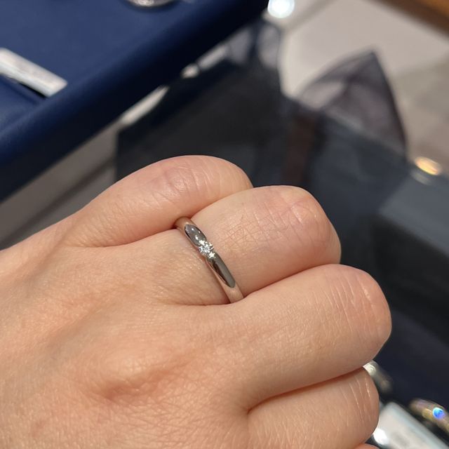 【銀座ダイヤモンドシライシの口コミ】 ダイヤモンド一粒を挟み止めしているデザインがとても好みで決めて。一粒…