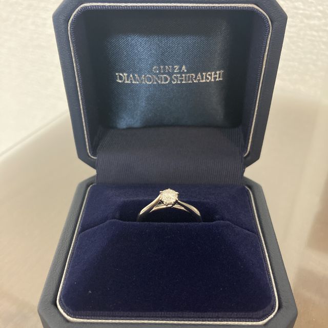 【銀座ダイヤモンドシライシの口コミ】 写真の2枚目でわかるように、ダイヤモンドの部分に高さのあり、支えている…