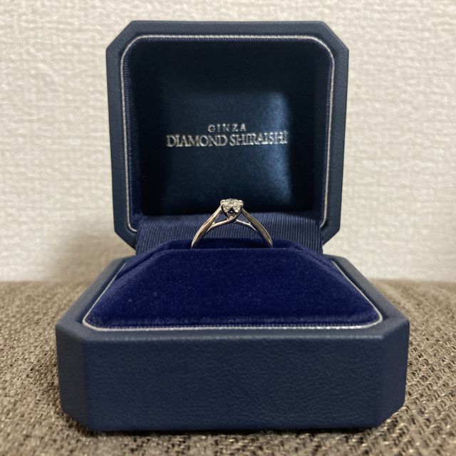 【銀座ダイヤモンドシライシの口コミ】 写真の2枚目でわかるように、ダイヤモンドの部分に高さのあり、支えている…