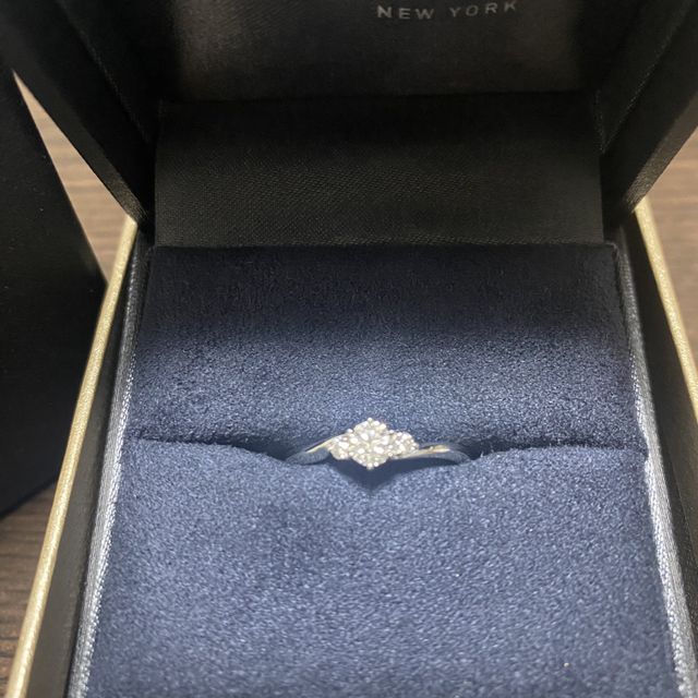【ラザール ダイヤモンド(LAZARE DIAMOND)の口コミ】 旦那がサプライズで購入してくれた婚約指輪ですが、まず1番に、デザインに…