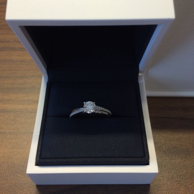 【デビアス(DE BEERS)の口コミ】 百貨店の中に入っている有名ブランドなど、いくつかのブランドで迷いまし…