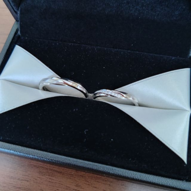 【エクセルコダイヤモンド(EXELCO DIAMOND)の口コミ】 この指輪のデザインの中に輝くダイアモンドに惹かれて決めました。結婚指…