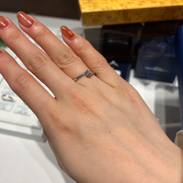 【銀座ダイヤモンドシライシの口コミ】 他の店舗の商品と比べてダイヤモンドの輝きが違うと感じました。実際に見…
