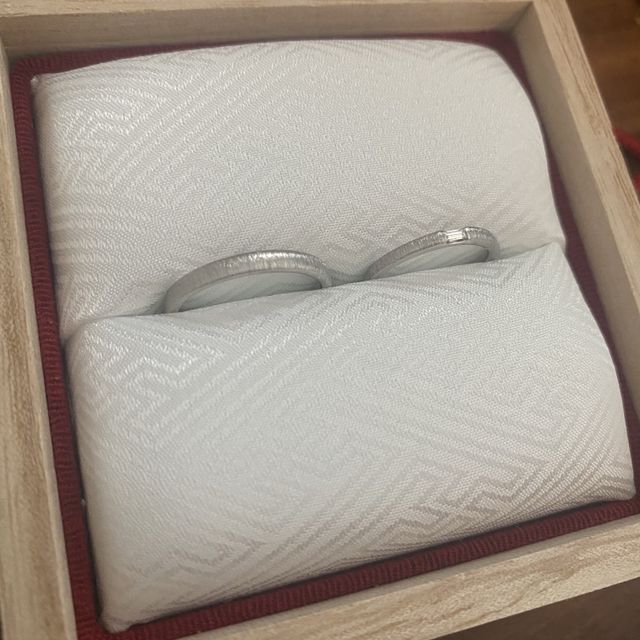 【TOMOE(トモエ)の口コミ】 個性的なデザインが決め手です。艶消しの素材感が好みでしたが、実際に付…