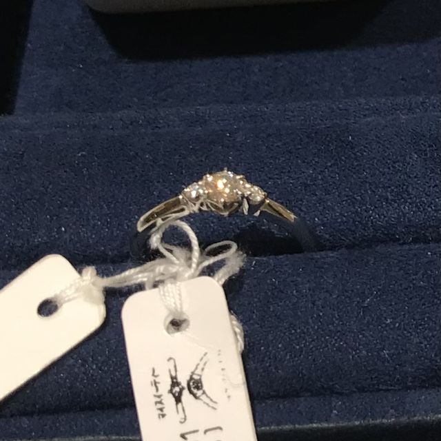 【canal4℃(カナルヨンドシー)の口コミ】 ストレートにダイヤが3石並んでいるデザインです。婚約指輪といえば1石の…