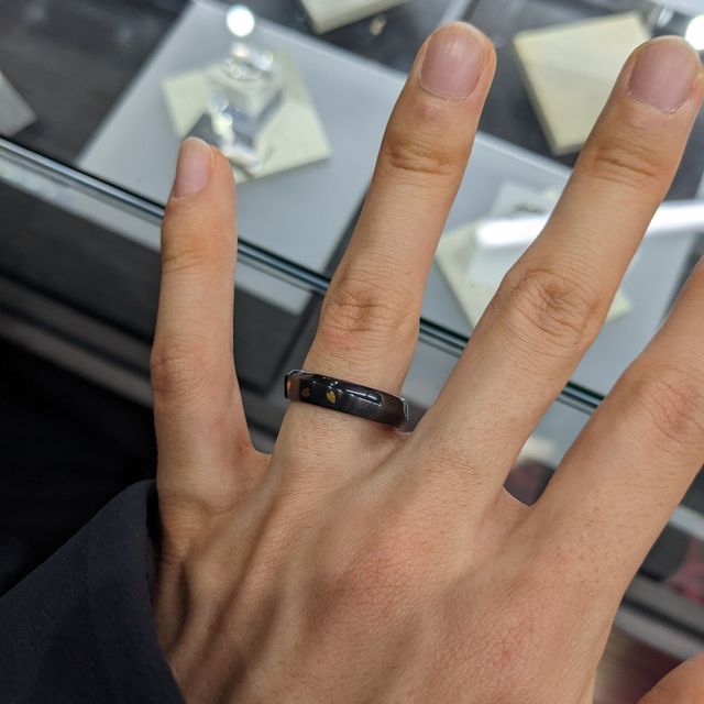【雅-miyabi- の口コミ】 金属アレルギーに対応したジルコニウムで作られた指輪であり、黒くて桜の…