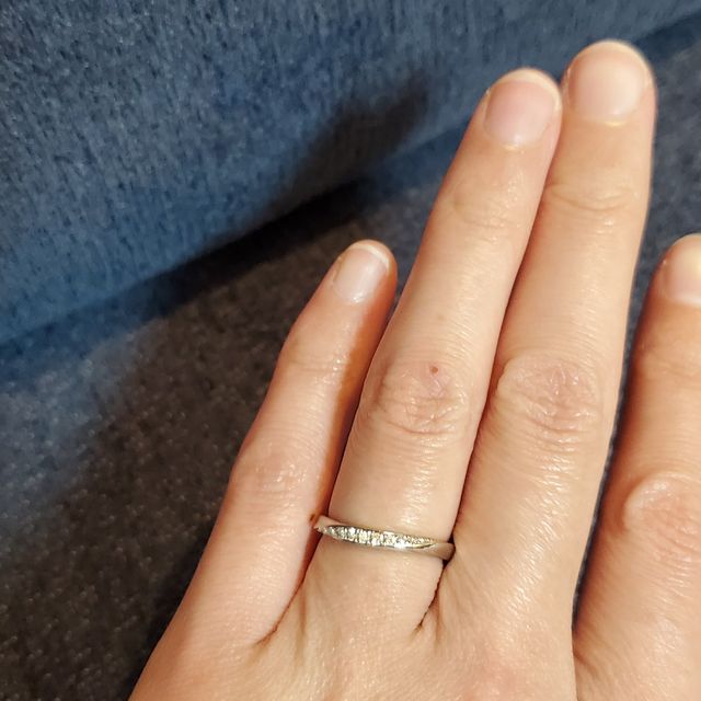 【ラザール ダイヤモンド(LAZARE DIAMOND)の口コミ】 指輪のデザインが気に入りました。派手すぎず、メレ状のダイヤが斜めに埋…