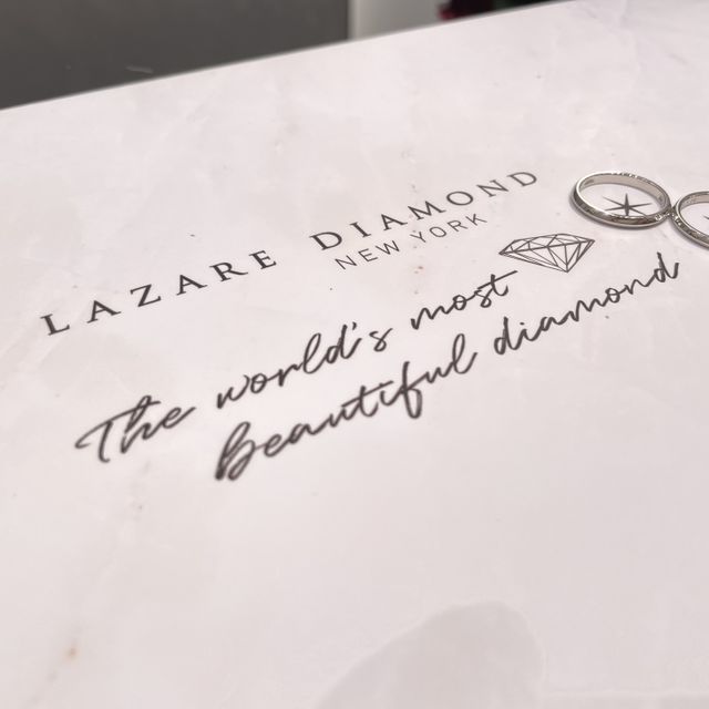 【ラザール ダイヤモンド(LAZARE DIAMOND)の口コミ】 一石タイプのエンゲージリングと重ね付けができ、お互いが邪魔しないよう…