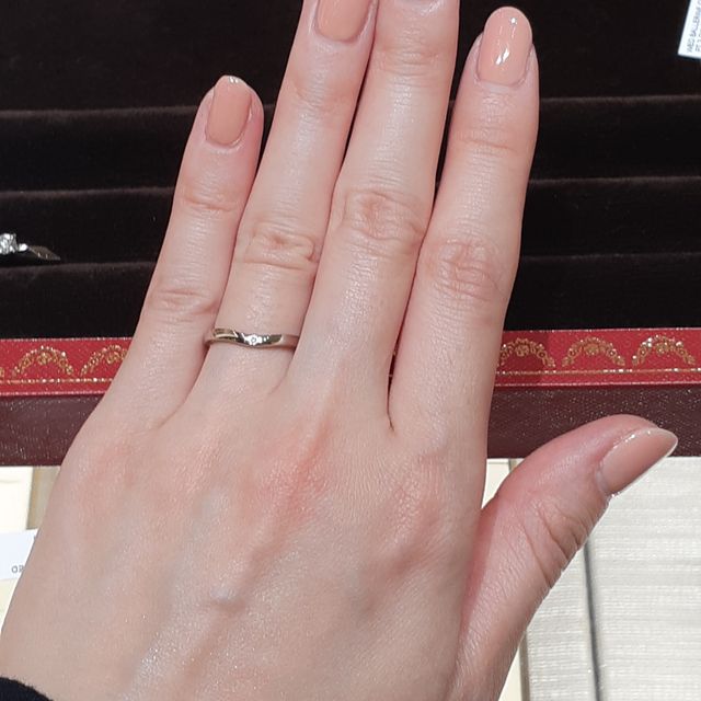 【カルティエ(Cartier)の口コミ】 バレリーナカーブ3石にしました。
他ブランドの指輪も試着させて頂きまし…
