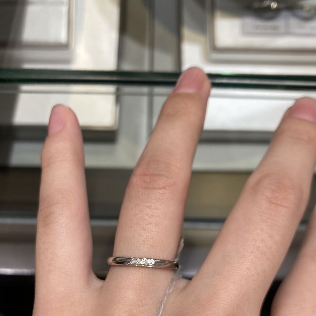 【アイプリモ(I-PRIMO)の口コミ】 シンプルなまっすぐなラインの指輪にダイヤが三粒ほど入っていて可愛いで…