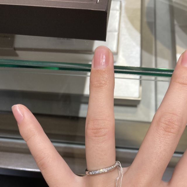 【アイプリモ(I-PRIMO)の口コミ】 片面全体的にダイヤモンドが付いていて、ゴージャスな雰囲気の指輪でした…