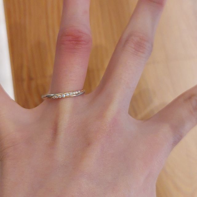 【BIJOUPIKO(ビジュピコ)の口コミ】 ピンクゴールドとプラチナのコンビの指輪で、ダイヤモンドが複数個付いて…