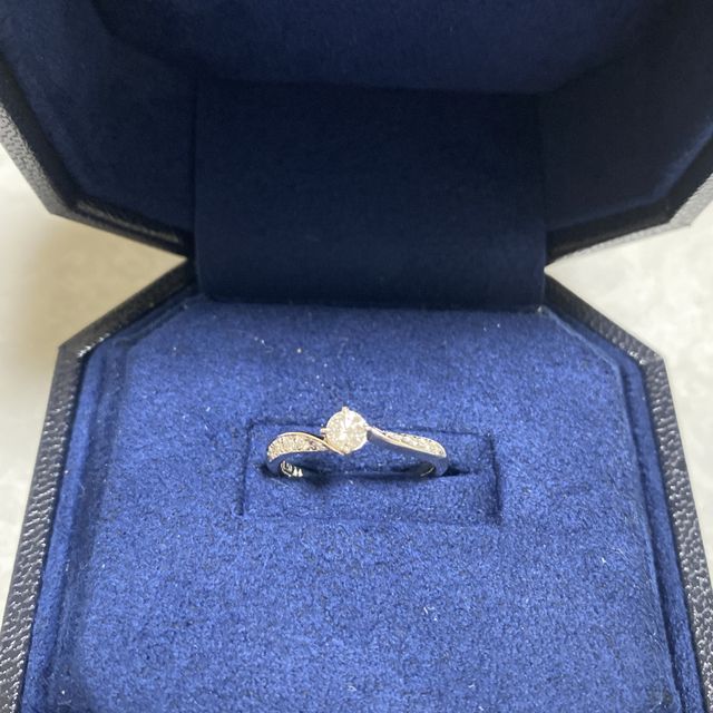 【ROYAL ASSCHER(ロイヤル・アッシャー)の口コミ】 センターダイヤモンドの周りに、メレーダイヤモンドが12個あるので、光を…