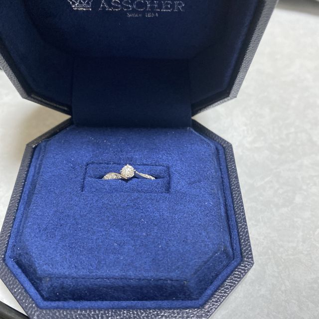 【ROYAL ASSCHER(ロイヤル・アッシャー)の口コミ】 センターダイヤモンドの周りに、メレーダイヤモンドが12個あるので、光を…