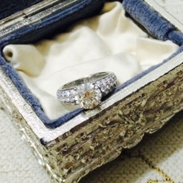 【天賞堂の口コミ】 婚約指輪を選ぶ基準として、一生モノなので憧れの大きなダイヤ付を望んで…